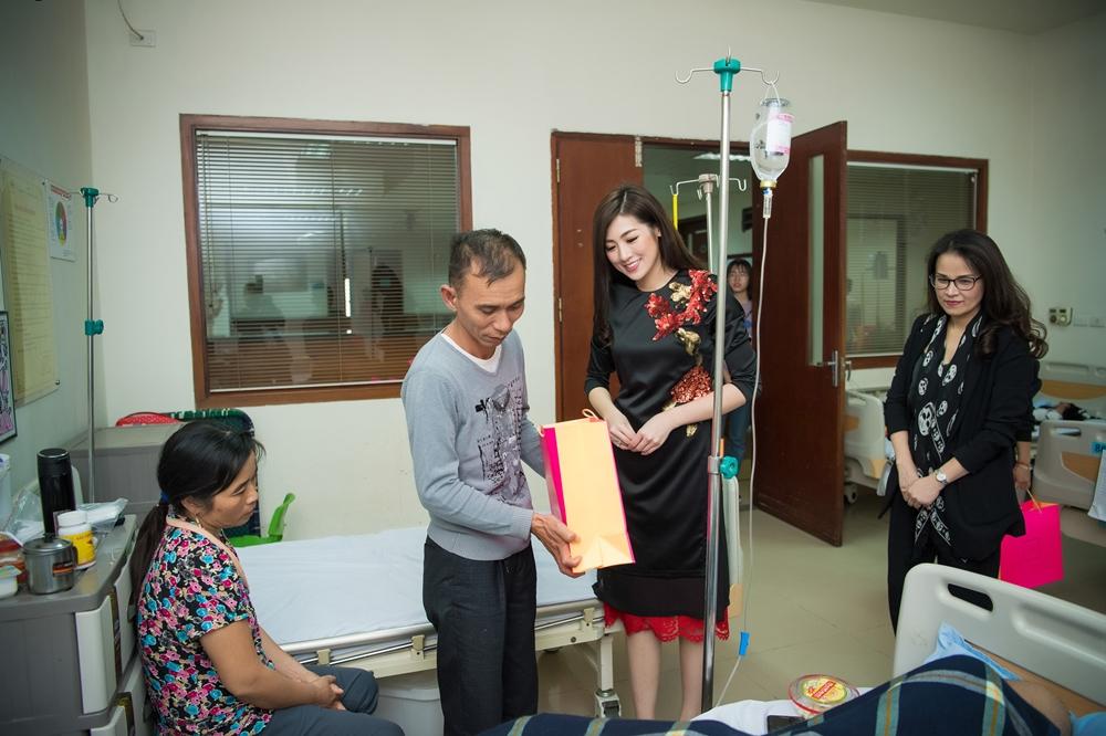 Khép lại năm con Khỉ vừa qua đối với Tú Anh có thể gói gọn trong hai chữ May mắn và viên mãn bởi Tú Anh đã rất vui vì được làm công việc mình thích, được dẫn chương trình truyền hình, được lên sóng và được chỉ dạy bởi những tiền bối vô cùng dễ thương, trách nhiệm và giỏi nghề.