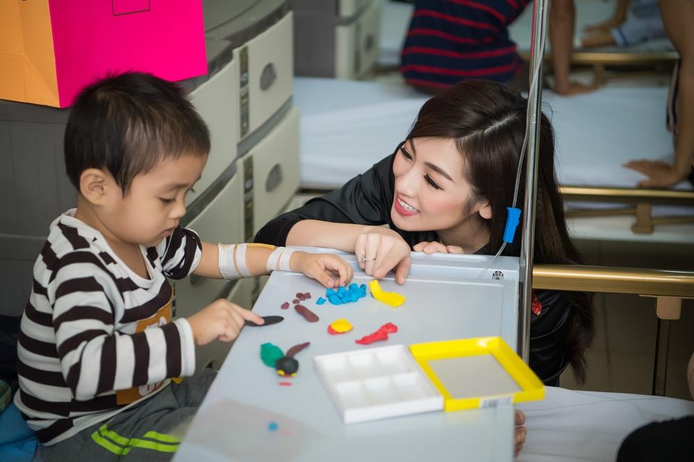 Tú Anh vốn là người sống vô tư, hay tươi cười nhưng lại cũng là người mềm lòng, mau nước mắt, vì vậy mà cô cũng muốn người khác luôn hạnh phúc và an nhiên, hòa thuận bên nhau.