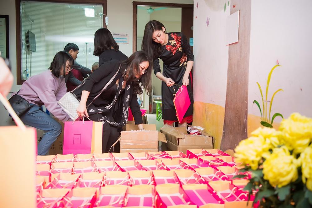 Và chỉ đến cuối năm, trong hình ảnh áo dài thướt tha và cái tết cổ truyền ấm áp đang đến gần thì cô và mẹ cảm thấy hành động của mình thêm phần ý nghĩa.