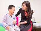 Á hậu Tú Anh diện áo dài cùng mẹ tặng quà cho bệnh nhân trong dịp đầu năm