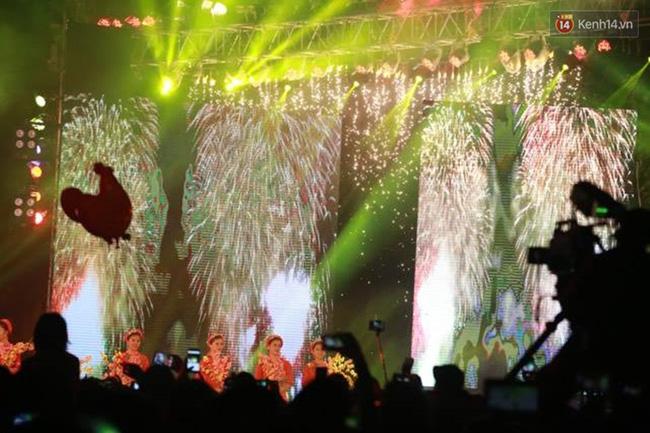 Màn trình chiếu pháo hoa hoành tráng trên màn hình LED ở Hà Nội đêm Giao thừa - Ảnh 6.