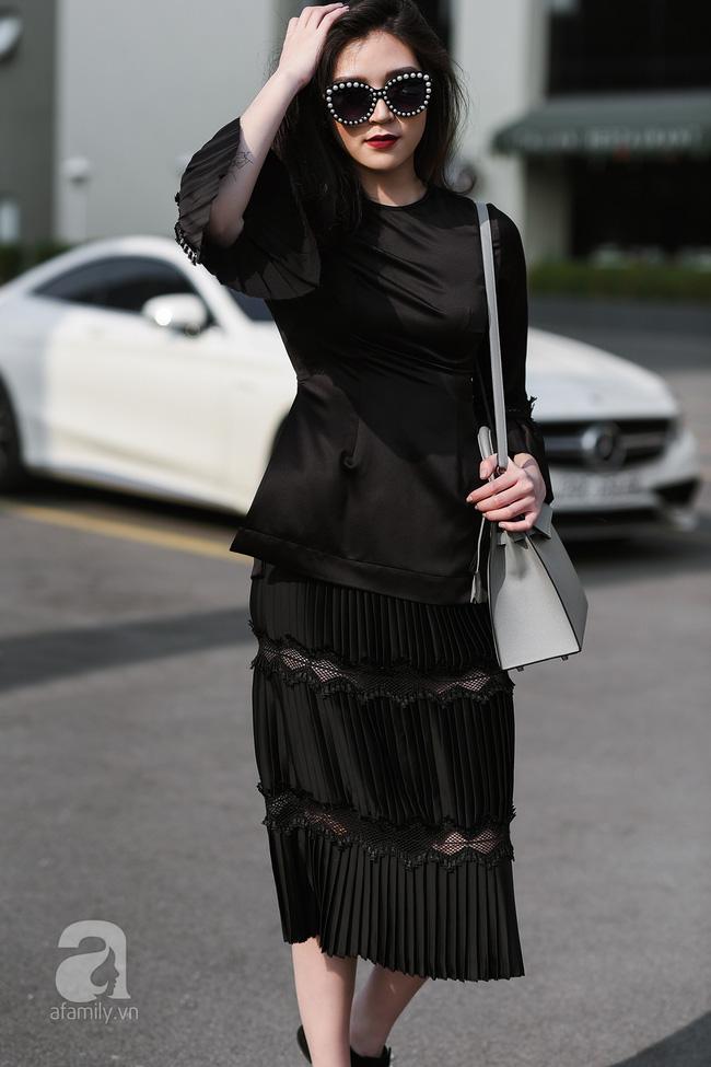 Dạo quanh phố phường, xem các quý cô 2 miền diện gì ngày mùng 1 Tết - Ảnh 2.