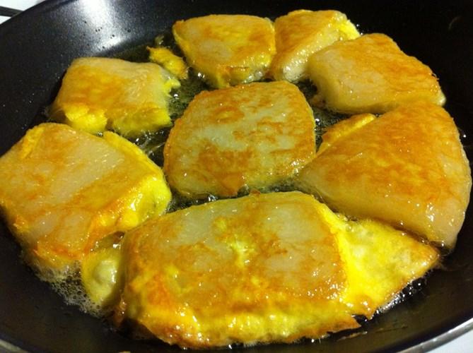 Món ăn ngày Tết không thể thiếu của người dân Philippines là Tikoy. Món ăn này được làm chủ yếu từ gạo nếp, trộn với mỡ heo, đường và nước rồi đem nhúng vào trứng gà trước khi chiên,