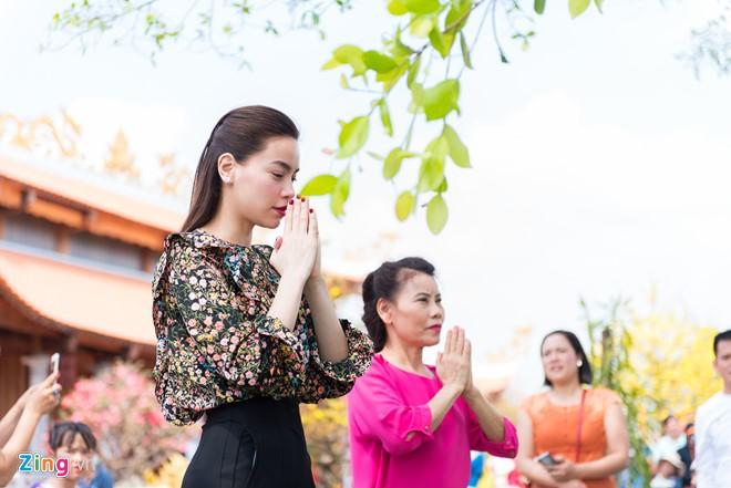 Hồ Ngọc Hà đưa Subeo viếng đền thờ của Hoài Linh mùng 2 Tết-7