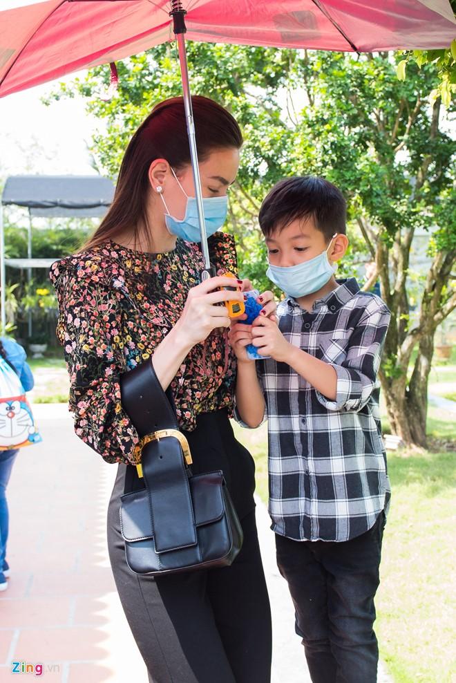 Hồ Ngọc Hà đưa Subeo viếng đền thờ của Hoài Linh mùng 2 Tết-8