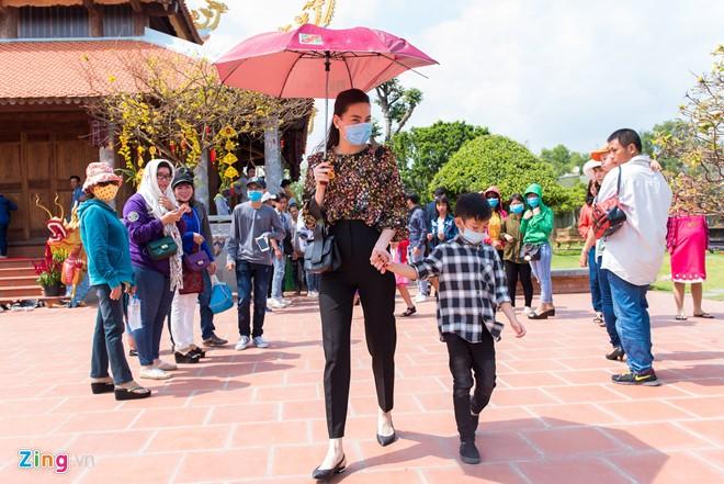 Hồ Ngọc Hà đưa Subeo viếng đền thờ của Hoài Linh mùng 2 Tết-9