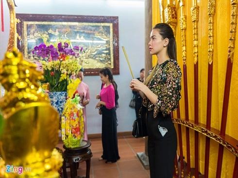 Hồ Ngọc Hà đưa Subeo viếng đền thờ của Hoài Linh mùng 2 Tết