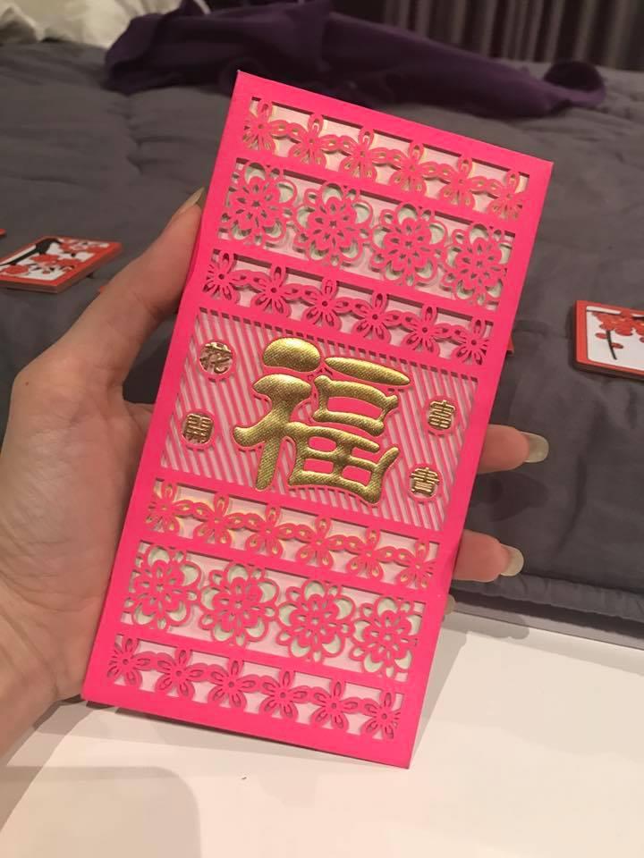 Hari Won hào hứng khoe khi được bố mẹ chồng lì xì-2