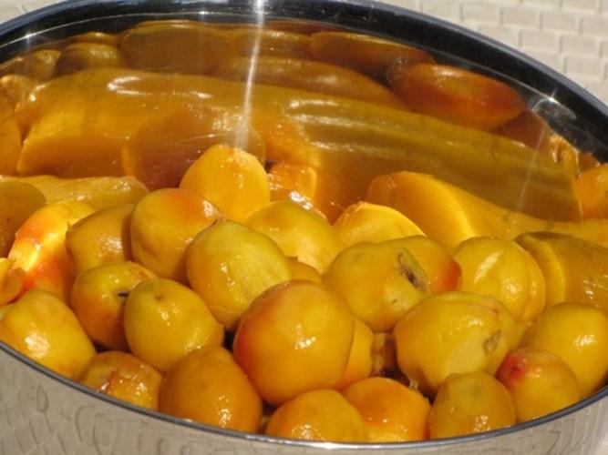 2. Ô mai đào. Dùng nhân hạt quả hạnh nhân, nhân hạt đào, hạt thông, vừng, mỗi thứ 10g tán nhỏ trộn cùng 200g gạo tẻ nấu thành cháo ăn. Hàng ngày dùng 2 lần vào sáng và chiều. Nếu kiên trì, có thể nhuận tràng, thông đại tiện, chữa táo bón. Ảnh: Omaihangduong.