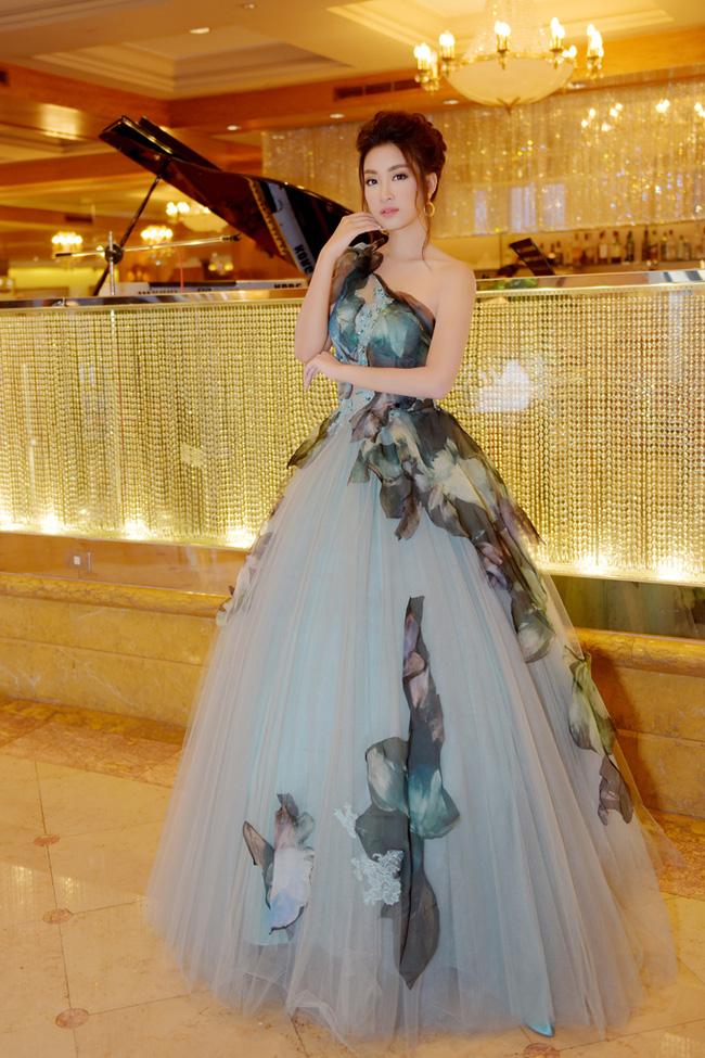 Trước khi thiết kế váy cho tân HHHV, Hoàng Hải vốn đã là NTK của mọi Hoa hậu Việt - Ảnh 12.