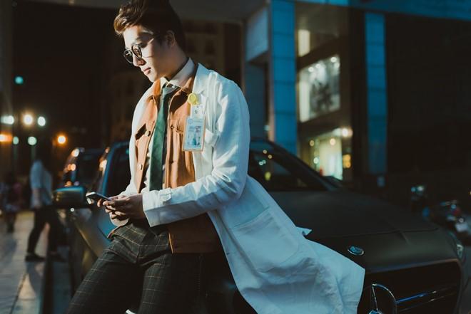 Sau khi hình ảnh xuất hiện trên một diễn đàn dành cho giới trẻ Việt, chàng bác sĩ Hà thành - Trần Vũ Quang - nhanh chóng “lọt vào tầm ngắm” của nhiều cô gái.