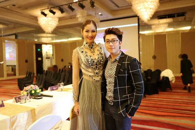 Chàng bác sĩ hài hước nói: “Tôi từng tư vấn và làm đẹp cho nhiều hoa hậu, người mẫu, nhưng vẫn chưa hình dung được mẫu bạn gái lý tưởng của mình. Có lẽ vì thế nên mới ế”.