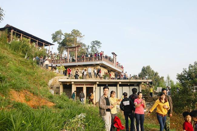 Các bạn trẻ dắt chó vào điện thờ, ngồi lên tiểu cảnh tôn nghiêm ở ngôi chùa nơi Sơn Tùng quay MV Lạc Trôi - Ảnh 1.