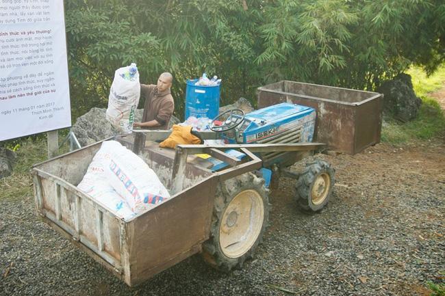 Các bạn trẻ dắt chó vào điện thờ, ngồi lên tiểu cảnh tôn nghiêm ở ngôi chùa nơi Sơn Tùng quay MV Lạc Trôi - Ảnh 11.