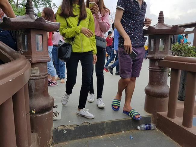 Các bạn trẻ dắt chó vào điện thờ, ngồi lên tiểu cảnh tôn nghiêm ở ngôi chùa nơi Sơn Tùng quay MV Lạc Trôi - Ảnh 9.