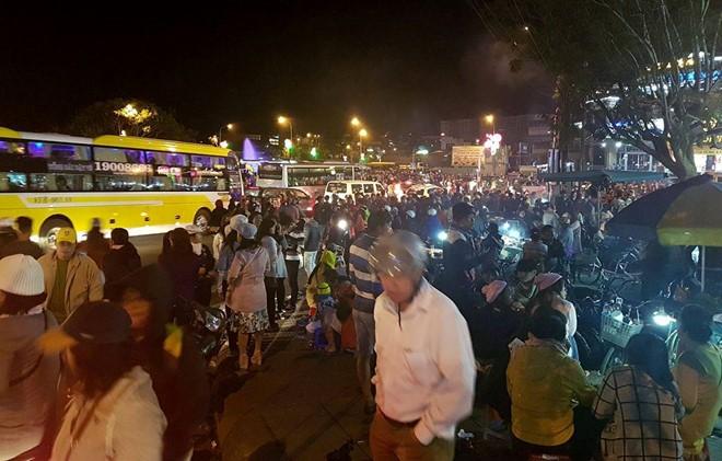 Du khach chen chan trong bien nguoi o Da Lat hinh anh 2