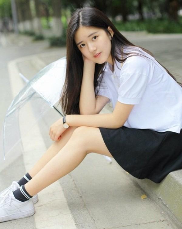 Bị chụp lén, nữ sinh Trung Quốc gây sốt vì quá xinh đẹp - Ảnh 9.