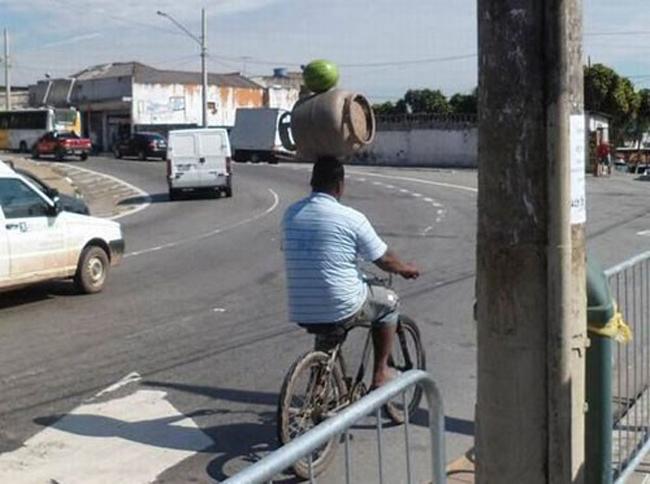 Ồ, hôm nay "diễn viên xiếc" xuống phố biểu diễn kìa.