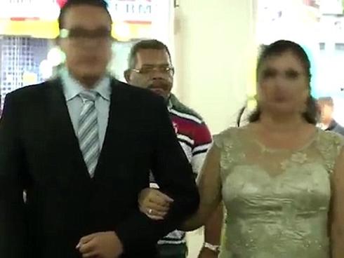 Khoảnh khắc sát thủ đi ngay sau cô dâu chú rể chỉ ít giây trước khi nổ súng trong đám cưới