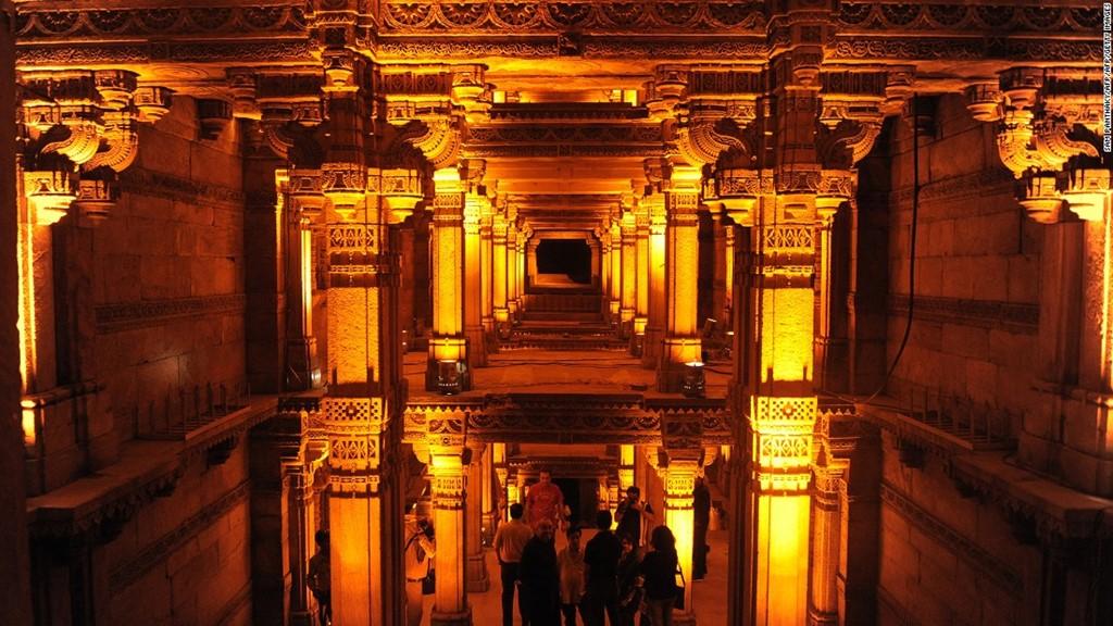 Giếng bậc thang Adalaj tại thành phố Ahmedabad điển hình cho kiến trúc và thiết kế theo phong cách Hồi giáo Indo. Giếng Adalaj gồm 5 tầng, có niên đại từ 1499. Tất cả tường được chạm khắc cầu kỳ với các họa tiết như hoa và chim, hoặc những khung cảnh trong thần thoại.