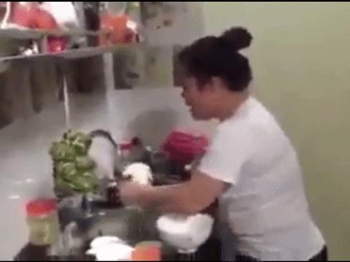 Hát trong lúc rửa bát, cô gái khiến cộng đồng mạng bất ngờ vì giọng ca
