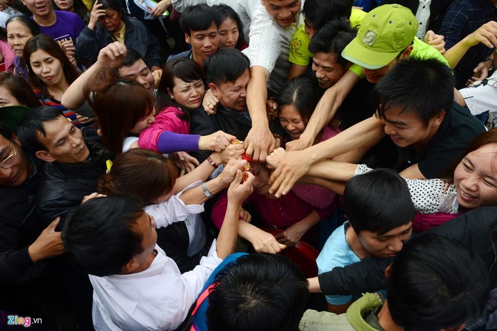 Hon loan khi tranh loc tai le khai hoi chua Huong hinh anh 9