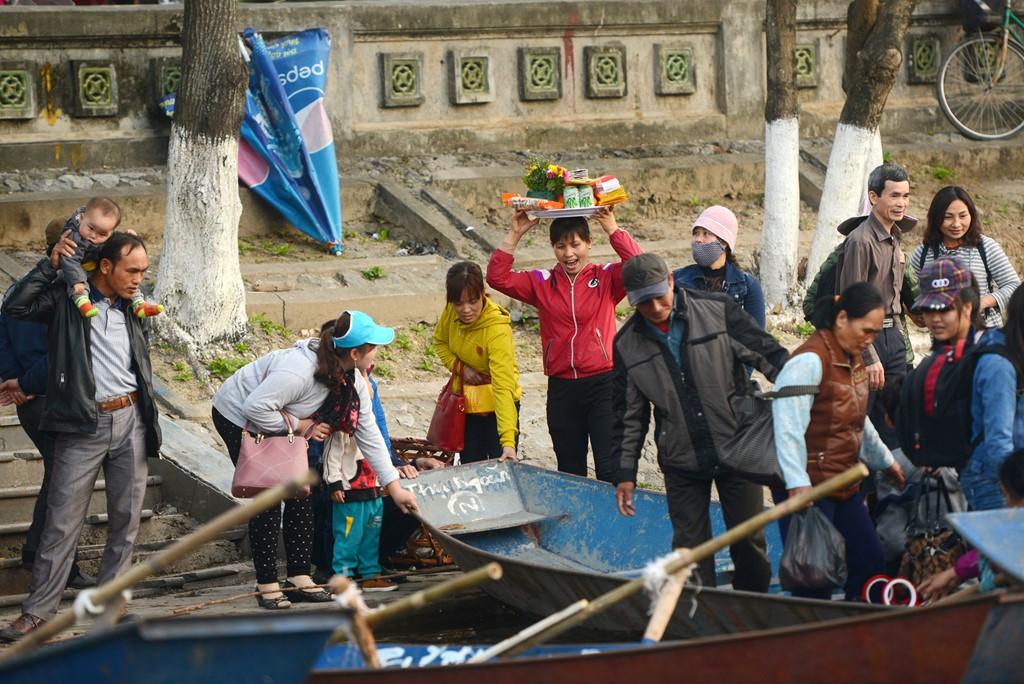 Hon loan khi tranh loc tai le khai hoi chua Huong hinh anh 2