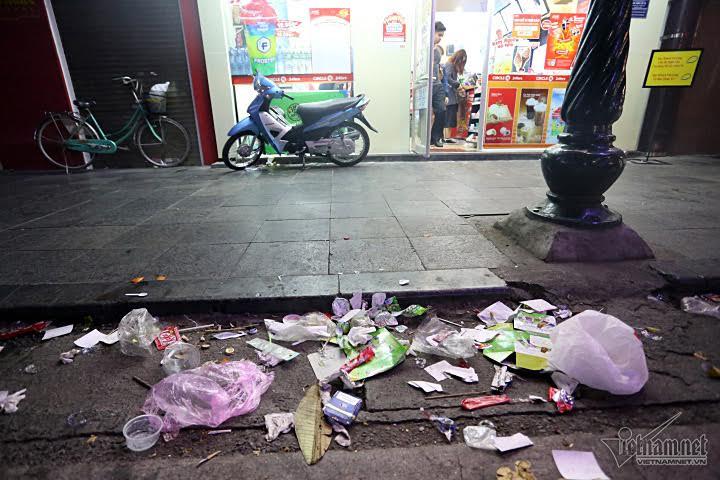 Khu vực Hồ Gươm (Hoàn Kiếm) cũng tràn ngập rác thải đêm giao thừa.