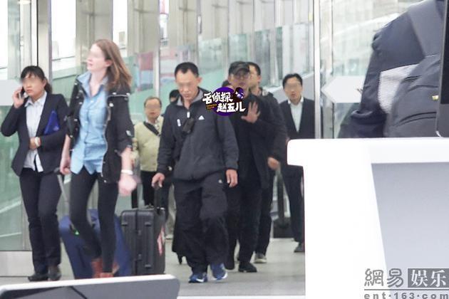 Ly Lien Kiet xuat hien o san bay, khong ai nhan ra hinh anh 1