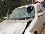 Hy hữu: Mũ bảo hiểm cắm chặt vào kính xe ô tô sau tai nạn, nam thanh niên tử vong