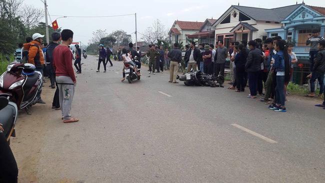 Hy hữu: Mũ bảo hiểm cắm chặt vào kính xe ô tô sau tai nạn, nam thanh niên tử vong - Ảnh 2.