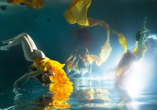 Beyonce chup anh khoa than voi bung bau song sinh hinh anh 8