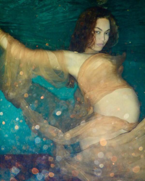 Beyonce chup anh khoa than voi bung bau song sinh hinh anh 10