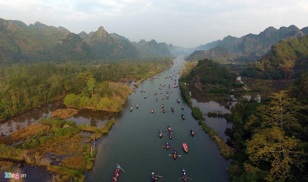 Dòng suối Yến nên thơ là con đường thủy duy nhất đưa du khách vào các điểm dâng hương, hành lễ.