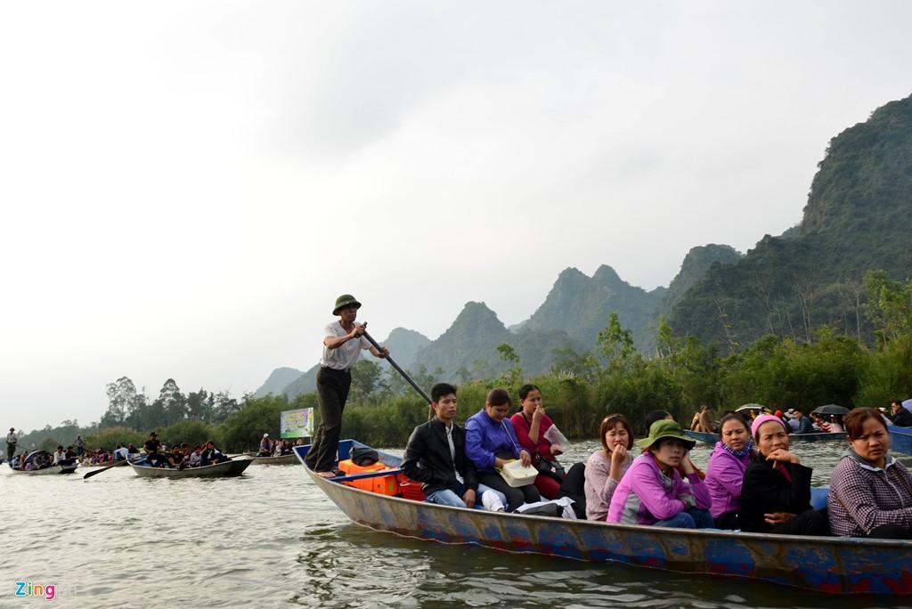 Các năm trước, giá vé khách đi đò kèm vé thắng cảnh là 85.000 đồng một người, năm nay đã tăng lên 130.000 đồng  một người, trong đó 50.000 cho tiền đò và 80.000 đồng tiền vé thắng cảnh. Trẻ em được miễn phí.