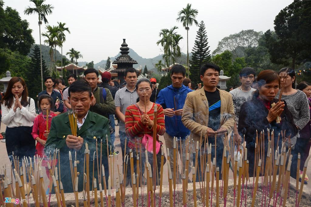 Du khách thành kính dâng hương tại chùa Thiên Trù cầu mong một năm an lành, ấm no, mạnh khoẻ và may mắn trong năm mới.