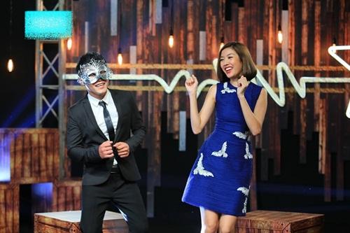 a hau thuy van bat ngo dan hat "lac troi" cua son tung giua gio quay show - 10