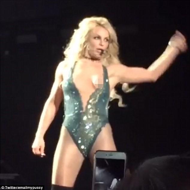 Britney Spears ho henh khi bieu dien tren san khau hinh anh 1