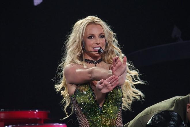 Britney Spears ho henh khi bieu dien tren san khau hinh anh 2