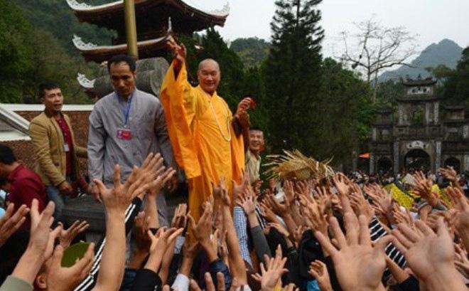 Phạt nhà sư tung lộc ở chùa Hương phải sám hối, quỳ hương