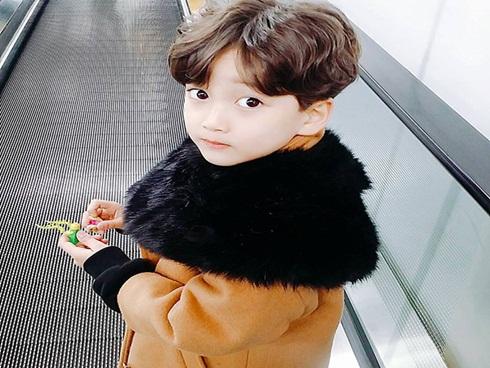 Có một cậu nhóc Hàn Quốc mới 7 tuổi, nhưng đã điển trai và ăn mặc 