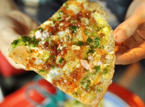 Bánh tráng Hàng Tre được mệnh danh là “pizza Đà Lạt”, hình thức bắt mắt, hương vị thơm ngon khiến nhiều người yêu thích. Thực khách được phục vụ chu đáo khi tới đây. Ảnh: Hoàng Nhi.