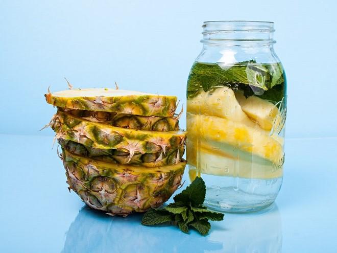 Loi ich khi uong nuoc dua luc doi hinh anh 1