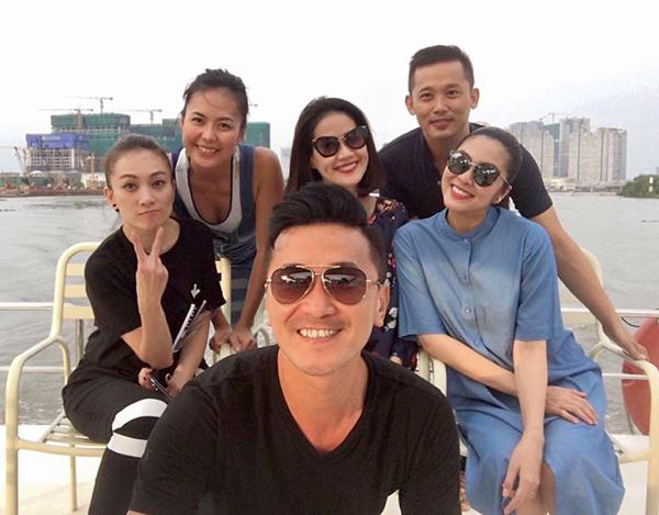 tang-thanh-ha-be-bung-bau-di-du-xuan-cung-chong-va-ban-be-1