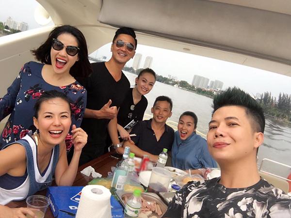 tang-thanh-ha-be-bung-bau-di-du-xuan-cung-chong-va-ban-be-2