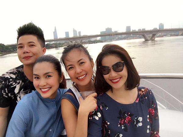 tang-thanh-ha-be-bung-bau-di-du-xuan-cung-chong-va-ban-be-3