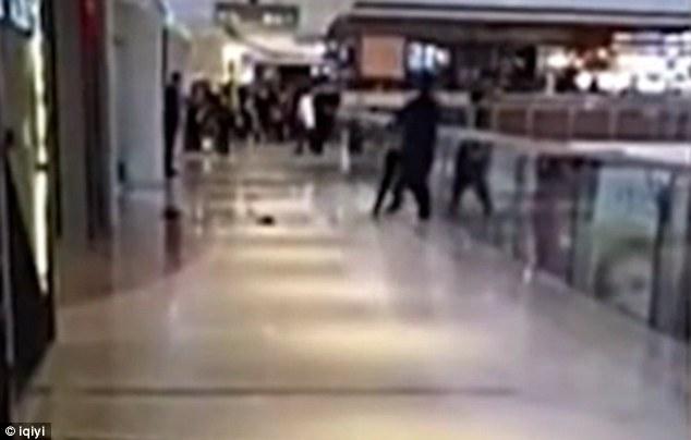 Video sốc: Cãi nhau, nam thanh niên cố gắng ném bạn gái từ tầng 3 của trung tâm thương mại xuống đất - Ảnh 3.