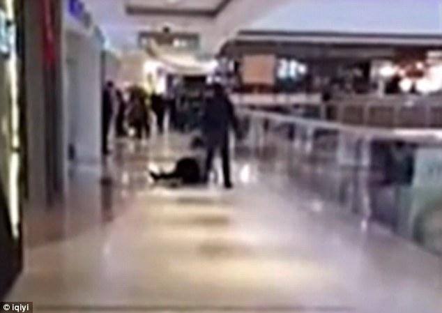 Video sốc: Cãi nhau, nam thanh niên cố gắng ném bạn gái từ tầng 3 của trung tâm thương mại xuống đất - Ảnh 2.