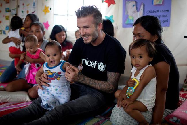 Sốc: Beckham bị tố làm từ thiện chỉ để đánh bóng tên tuổi, nhằm được phong tước Hiệp sĩ - Ảnh 1.