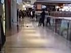 Video sốc: Cãi nhau, nam thanh niên cố gắng ném bạn gái từ tầng 3 của trung tâm thương mại xuống đất
